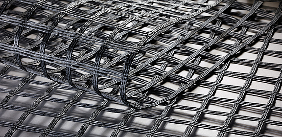 Fortrac MDT-bodemwapening: Alkalibestendig geogrid voor extreme pH-waarden Fortrac MDT geogrid gemaakt van alkalibestendige polyvinylalcoholgarens, ideaal voor bodems met extreme pH-waarden en hydraulische bindmiddelen zoals cement of kalk.